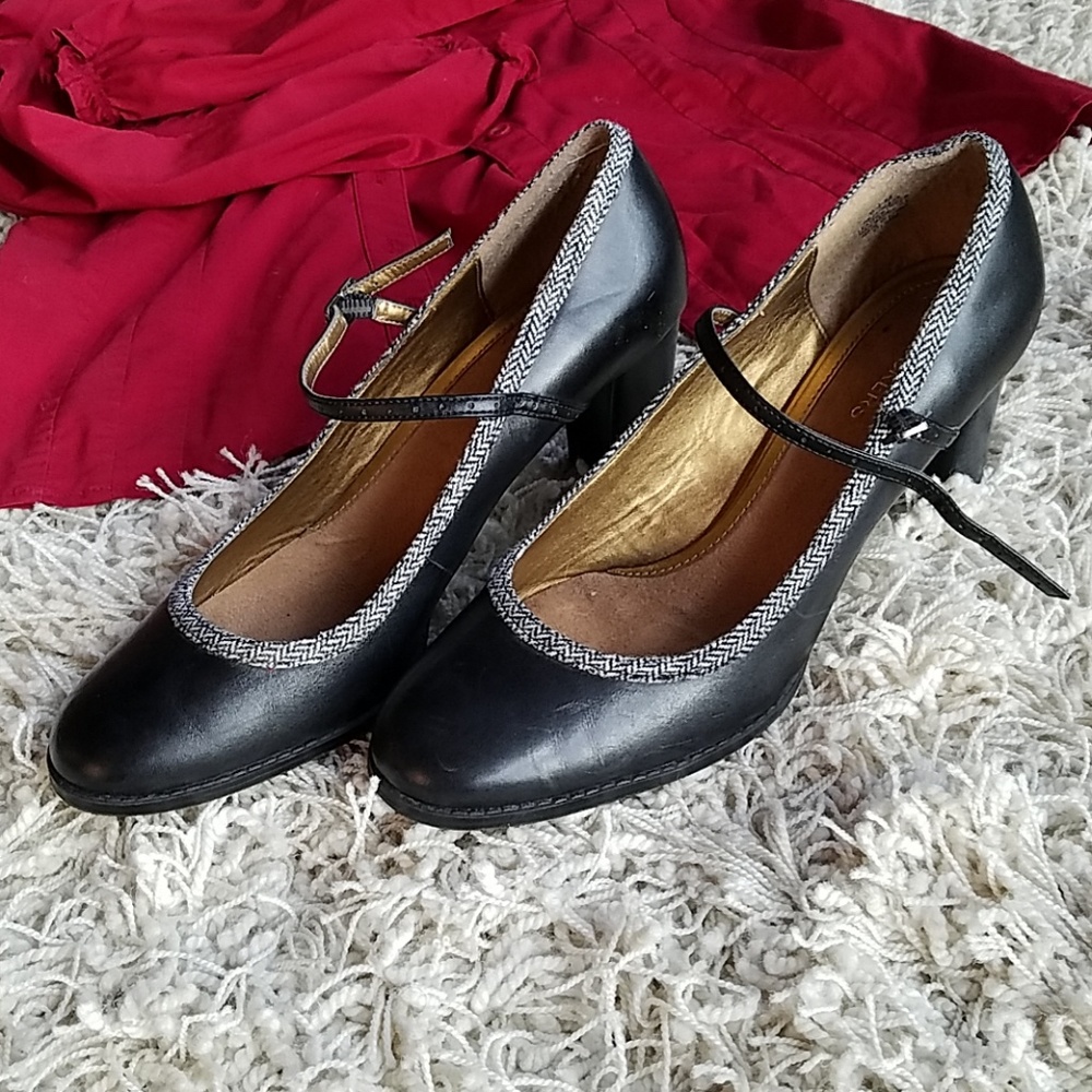 Dockers Black heels.Leather upper.
